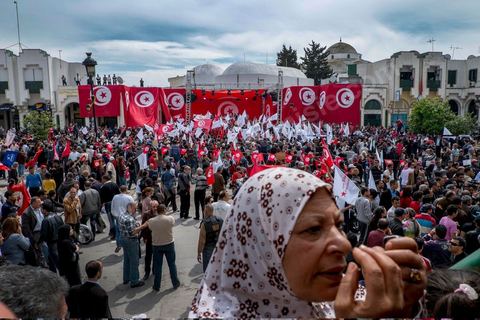 9 avril 2013 : meeting à Bab Souika, quartier populaire de Tunis, de l'Union pour la Tunisie à l'occasion de la journée des martyrs et après la première marche politique  à l'avenue Bourguiba à Tunis de la nouvelle alliance politique "Union pour la Tunisie", regroupant les partis progressistes Nidaa Tounes, Al Joumhouri, Al Massar, Parti Socialiste et Parti Patriotique.