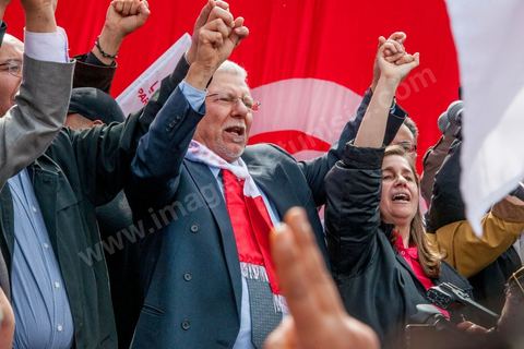 9 avril 2013 : Taieb Baccouche (Nidaa Tounes) et Maya Jribi (Al Joumhouri) main dans la main au meeting à Bab Souika, quartier populaire de Tunis, de l'Union pour la Tunisie à l'occasion de la journée des martyrs et après la première marche politique  à l'avenue Bourguiba à Tunis de la nouvelle alliance politique "Union pour la Tunisie", regroupant les partis progressistes Nidaa Tounes, Al Joumhouri, Al Massar, Parti Socialiste et Parti Patriotique.