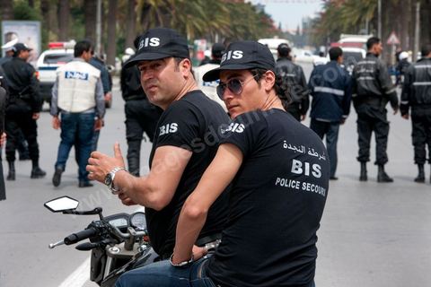 9 avril 2013 : Police secours à moto encadre la manif. à l'occasion de la journée des martyrs, l'avenue Bourguiba à Tunis a accueilli plusieurs marches politiques. Entre la première marche de la nouvelle alliance politique "Union pour la Tunisie", regroupant les partis progressistes Nidaa Tounes, Al Joumhouri, Al Massar, Parti Socialiste et Parti Patriotique, et celle des partisans de Ennahdha et des Ligues de Protection de la Révolution (LPR) la tension a été au maximum mais contrôlé par un dispositif sécuritaire impotant et efficace.