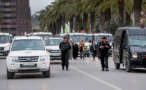 30 mars 2013 : dispositif d'encdrement policier pour la protection des manifestants lors de la marche de cloture du FSM à Tunis