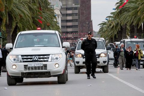 30 mars 2013 : dispositif d'encdrement policier pour la protection des manifestants lors de la marche de cloture du FSM à Tunis
