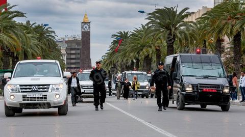 30 mars 2013 : dispositif d'encdrement policier pour la protection des manifestants lors de la marche de cloture du FSM à Tunis