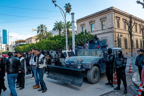 18 janvier 2013 : dispositif de protection policière devant l'Ambassade de France à Tunis