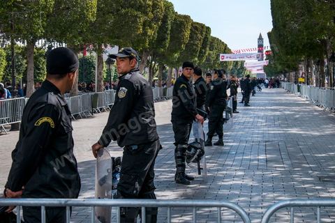 9 avril 2013 : dispositif sécuritaire, la police sépare les deux côtés de l'avenue. à l'occasion de la journée des martyrs, l'avenue Bourguiba à Tunis a accueilli plusieurs marches politiques. Entre la première marche de la nouvelle alliance politique "Union pour la Tunisie", regroupant les partis progressistes Nidaa Tounes, Al Joumhouri, Al Massar, Parti Socialiste et Parti Patriotique, et celle des partisans de Ennahdha et des Ligues de Protection de la Révolution (LPR) la tension a été au maximum mais contrôlé par un dispositif sécuritaire impotant et efficace.