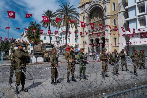 9 avril 2013 : dispositif sécuritaire, la police sépare les deux côtés de l'avenue. à l'occasion de la journée des martyrs, l'avenue Bourguiba à Tunis a accueilli plusieurs marches politiques. Entre la première marche de la nouvelle alliance politique "Union pour la Tunisie", regroupant les partis progressistes Nidaa Tounes, Al Joumhouri, Al Massar, Parti Socialiste et Parti Patriotique, et celle des partisans de Ennahdha et des Ligues de Protection de la Révolution (LPR) la tension a été au maximum mais contrôlé par un dispositif sécuritaire impotant et efficace.