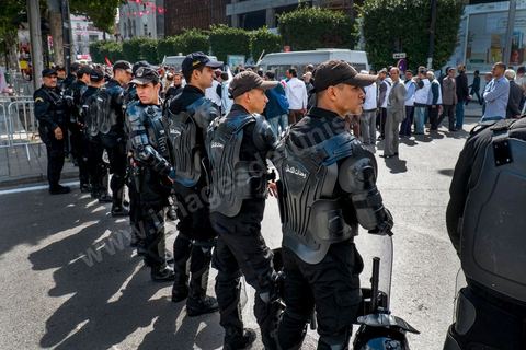 9 avril 2013 : dispositif sécuritaire, la police sépare les deux côtés de l'avenue. à l'occasion de la journée des martyrs, l'avenue Bourguiba à Tunis a accueilli plusieurs marches politiques. Entre la première marche de la nouvelle alliance politique "Union pour la Tunisie", regroupant les partis progressistes Nidaa Tounes, Al Joumhouri, Al Massar, Parti Socialiste et Parti Patriotique, et celle des partisans de Ennahdha et des Ligues de Protection de la Révolution (LPR) la tension a été au maximum mais contrôlé par un dispositif sécuritaire impotant et efficace.