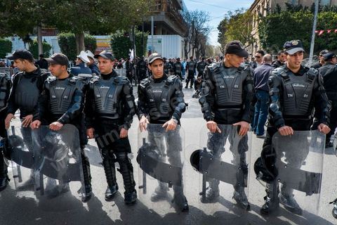9 avril 2013 : dispositif sécuritaire, la police sépare les deux côtés de l'avenue. à l'occasion de la journée des martyrs, l'avenue Bourguiba à Tunis a accueilli plusieurs marches politiques. Entre la première marche de la nouvelle alliance politique "Union pour la Tunisie", regroupant les partis progressistes Nidaa Tounes, Al Joumhouri, Al Massar, Parti Socialiste et Parti Patriotique, et celle des partisans de Ennahdha et des Ligues de Protection de la Révolution (LPR) la tension a été au maximum mais contrôlé par un dispositif sécuritaire impotant et efficace.