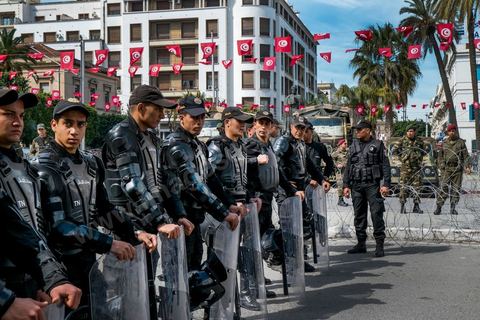 9 avril 2013 : dispositif sécuritaire, la police sépare les deux côtés de l'avenue. à l'occasion de la journée des martyrs, l'avenue Bourguiba à Tunis a accueilli plusieurs marches politiques. Entre la première marche de la nouvelle alliance politique "Union pour la Tunisie", regroupant les partis progressistes Nidaa Tounes, Al Joumhouri, Al Massar, Parti Socialiste et Parti Patriotique, et celle des partisans de Ennahdha et des Ligues de Protection de la Révolution (LPR) la tension a été au maximum mais contrôlé par un dispositif sécuritaire impotant et efficace.