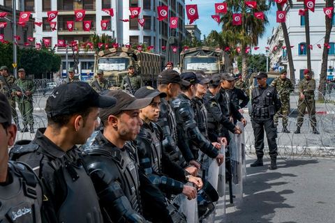 9 avril 2013 : dispositif sécuritaire, la police sépare les deux côtés de l'avenue. à l'occasion de la journée des martyrs, l'avenue Bourguiba à Tunis a accueilli plusieurs marches politiques. Entre la première marche de la nouvelle alliance politique "Union pour la Tunisie", regroupant les partis progressistes Nidaa Tounes, Al Joumhouri, Al Massar, Parti Socialiste et Parti Patriotique, et celle des partisans de Ennahdha et des Ligues de Protection de la Révolution (LPR) la tension a été au maximum mais contrôlé par un dispositif sécuritaire impotant et efficace.