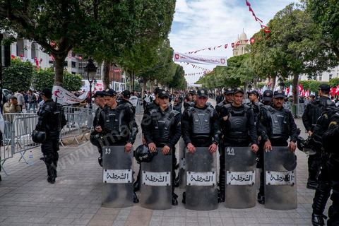 9 avril 2013 : dispositif sécuritaire, la police sépare les deux côtés de l'avenue. à l'occasion de la journée des martyrs, l'avenue Bourguiba à Tunis a accueilli plusieurs marches politiques. Entre la première marche de la nouvelle alliance politique "Union pour la Tunisie", regroupant les partis progressistes Nidaa Tounes, Al Joumhouri, Al Massar, Parti Socialiste et Parti Patriotique, et celle des partisans de Ennahdha et des Ligues de Protection de la Révolution (LPR) la tension a été au maximum mais contrôlé par un dispositif sécuritaire impotant et efficace.