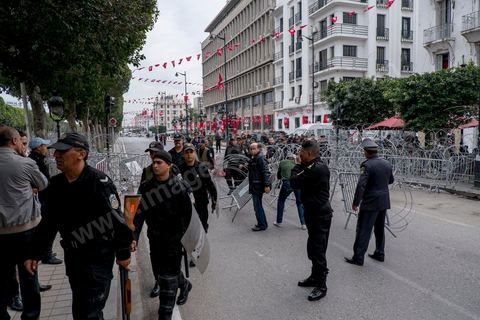 9 avril 2013 : dispositif sécuritaire, la police sépare les deux côtés de l'avenue. à l'occasion de la journée des martyrs, l'avenue Bourguiba à Tunis a accueilli plusieurs marches politiques. Entre la première marche de la nouvelle alliance politique "Union pour la Tunisie", regroupant les partis progressistes Nidaa Tounes, Al Joumhouri, Al Massar, Parti Socialiste et Parti Patriotique, et celle des partisans de Ennahdha et des Ligues de Protection de la Révolution (LPR) la tension a été au maximum mais contrôlé par un dispositif sécuritaire impotant et efficace.