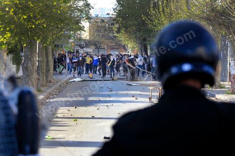 16 avril 2013 : affrontements entre supporters du Club Athlétique Bizertin de foot et les forces de l’ordre en protestations contre la décision du bureau de la Fédération de Football à propos de leur éliminitaion de la phase des play-off. Une centaine de jeunes se sont rassemblés, mardi 16 avril  à l’avenue Habib Bourguiba à Bizerte. Ils ont brûlé des pneus en caoutchouc et ont lancé des pierres sur les agents de police, ce qui suscité l’intervention des forces de l’ordre qui ont eu recours à l’usage de gaz lacrymogène pour disperser les protestataires.