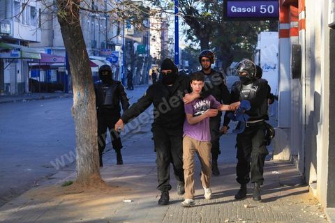 16 avril 2013 : affrontements entre supporters du Club Athlétique Bizertin de foot et les forces de l’ordre en protestations contre la décision du bureau de la Fédération de Football à propos de leur éliminitaion de la phase des play-off. Une centaine de jeunes se sont rassemblés, mardi 16 avril  à l’avenue Habib Bourguiba à Bizerte. Ils ont brûlé des pneus en caoutchouc et ont lancé des pierres sur les agents de police, ce qui suscité l’intervention des forces de l’ordre qui ont eu recours à l’usage de gaz lacrymogène pour disperser les protestataires.