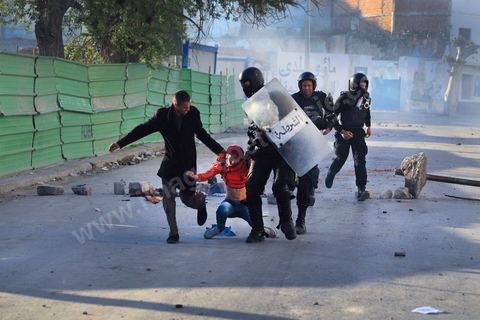16 avril 2013 : affrontements entre supporters du Club Athlétique Bizertin de foot et les forces de l’ordre en protestations contre la décision du bureau de la Fédération de Football à propos de leur éliminitaion de la phase des play-off. Une centaine de jeunes se sont rassemblés, mardi 16 avril  à l’avenue Habib Bourguiba à Bizerte. Ils ont brûlé des pneus en caoutchouc et ont lancé des pierres sur les agents de police, ce qui suscité l’intervention des forces de l’ordre qui ont eu recours à l’usage de gaz lacrymogène pour disperser les protestataires.