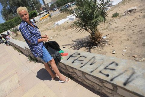 19 mai 2013 : La militante du mouvement FEMEN en Tunisie, Amina, a été arrêtée, le 19 mai à Kairouan. Amina a tagué le nom de son groupe « FEMEN » sur le mur de la mosquée Oqba-Ibn-Nafaâ. Cet acte lui a valu la rancœur et la colère des habitants des lieux ce qui a obligé les forces de police à procéder à son interpellation.