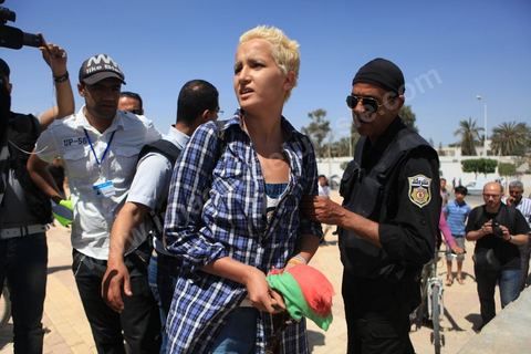 19 mai 2013 : La militante du mouvement FEMEN en Tunisie, Amina, a été arrêtée, le 19 mai à Kairouan. Amina a tagué le nom de son groupe « FEMEN » sur le mur de la mosquée Oqba-Ibn-Nafaâ. Cet acte lui a valu la rancœur et la colère des habitants des lieux ce qui a obligé les forces de police à procéder à son interpellation.