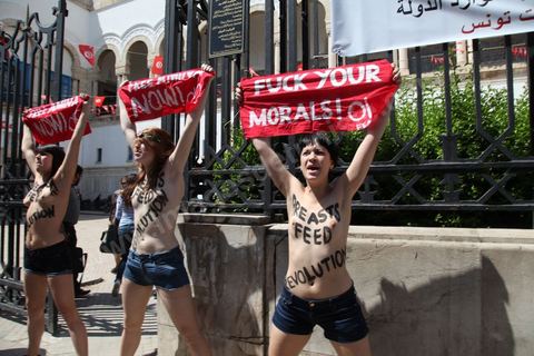29 mai 2013 : Trois militantes Femen ont été interpellées mercredi 29 mai au matin à Tunis après une action seins nus devant le palais de justice de Tunis, une première dans le monde arabe, en soutien à une militante tunisienne détenue depuis le 19 mai.Face à une foule de journalistes réunies devant le palais de Justice de Tunis, les trois jeunes femmes, deux Françaises et une Allemande, hurlaient "Free Amina", la militante Femen emprisonnée dans l'attente de son procès jeudi à Kairouan (centre) pour le port illégal d'un spray lacrymogène. Elles ont été interpellées sans ménagement par les policiers qui les ont traînées à l'intérieur du tribunal.