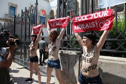 29 mai 2013 : Trois militantes Femen ont été interpellées mercredi 29 mai au matin à Tunis après une action seins nus devant le palais de justice de Tunis, une première dans le monde arabe, en soutien à une militante tunisienne détenue depuis le 19 mai.Face à une foule de journalistes réunies devant le palais de Justice de Tunis, les trois jeunes femmes, deux Françaises et une Allemande, hurlaient "Free Amina", la militante Femen emprisonnée dans l'attente de son procès jeudi à Kairouan (centre) pour le port illégal d'un spray lacrymogène. Elles ont été interpellées sans ménagement par les policiers qui les ont traînées à l'intérieur du tribunal.