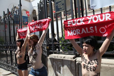 29 mai 2013 : Trois militantes Femen ont été interpellées mercredi 29 mai au matin à Tunis après une action seins nus devant le palais de justice de Tunis, une première dans le monde arabe, en soutien à une militante tunisienne détenue depuis le 19 mai.Face à une foule de journalistes réunies devant le palais de Justice de Tunis, les trois jeunes femmes, deux Françaises et une Allemande, hurlaient "Free Amina", la militante Femen emprisonnée dans l'attente de son procès jeudi à Kairouan (centre) pour le port illégal d'un spray lacrymogène. Elles ont été interpellées sans ménagement par les policiers qui les ont traînées à l'intérieur du tribunal.