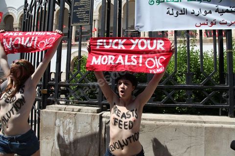 29 mai 2013 : Trois militantes Femen ont été interpellées mercredi 29 mai au matin à Tunis après une action seins nus devant le palais de justice de Tunis, une première dans le monde arabe, en soutien à une militante tunisienne détenue depuis le 19 mai.Face à une foule de journalistes réunies devant le palais de Justice de Tunis, les trois jeunes femmes, deux Françaises et une Allemande, hurlaient "Free Amina", la militante Femen emprisonnée dans l'attente de son procès jeudi à Kairouan (centre) pour le port illégal d'un spray lacrymogène. Elles ont été interpellées sans ménagement par les policiers qui les ont traînées à l'intérieur du tribunal.