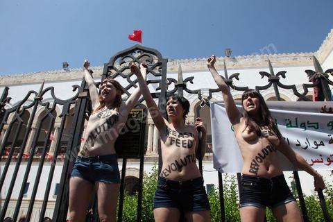 29 mai 2013 : Trois militantes Femen ont été interpellées mercredi 29 mai au matin à Tunis après une action seins nus devant le palais de justice de Tunis, une première dans le monde arabe, en soutien à une militante tunisienne détenue depuis le 19 mai.Face à une foule de journalistes réunies devant le palais de Justice de Tunis, les trois jeunes femmes, deux Françaises et une Allemande, hurlaient "Free Amina", la militante Femen emprisonnée dans l'attente de son procès jeudi à Kairouan (centre) pour le port illégal d'un spray lacrymogène. Elles ont été interpellées sans ménagement par les policiers qui les ont traînées à l'intérieur du tribunal.