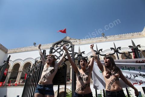 29 mai 2013 : Trois militantes Femen ont été interpellées mercredi 29 mai au matin à Tunis après une action seins nus devant le palais de justice de Tunis, une première dans le monde arabe, en soutien à une militante tunisienne détenue depuis le 19 mai.Face à une foule de journalistes réunies devant le palais de Justice de Tunis, les trois jeunes femmes, deux Françaises et une Allemande, hurlaient "Free Amina", la militante Femen emprisonnée dans l'attente de son procès jeudi à Kairouan (centre) pour le port illégal d'un spray lacrymogène. Elles ont été interpellées sans ménagement par les policiers qui les ont traînées à l'intérieur du tribunal.