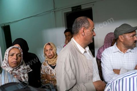 5 juin : Mounir Sboui, père de Amina, patiente avec le soutien de memebres de la famille durant l'audience de près de 3h de sa fille devant le juge. Au tribunal de Kairouan pour l'audience de Amina Sboui, la première femen tunisienne, dans le bureau du juge.