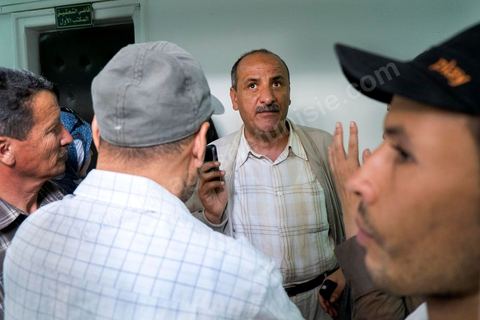5 juin : Mounir Sboui, le père de Amina, entouré de ses proches dnas le coulori du tribunal. au tribunal de Kairouan pour l'audience de Amina Sboui, la prem!re femen tunisienne, dans le bureau du juge.