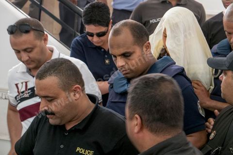 5 juin : sortie de l'audience avec le juge de Amina Sboui, menotée et couverte d'un safsari, qui retourne à la prison de Sousse. au tribunal de Kairouan pour l'audience de Amina Sboui, la prem!re femen tunisienne, dans le bureau du juge.