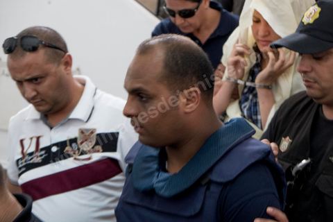 5 juin : sortie de l'audience avec le juge de Amina Sboui, menotée et couverte d'un safsari, qui retourne à la prison de Sousse. au tribunal de Kairouan pour l'audience de Amina Sboui, la prem!re femen tunisienne, dans le bureau du juge.