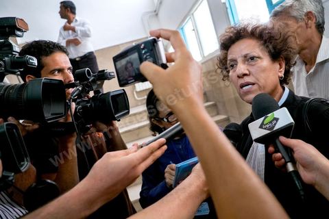 5 juin : L'avocate militante Radhia Nasraoui répond aux journalistes dans les couloirs du tribunal suite à l'audience devant le juge. au tribunal de Kairouan pour l'audience de Amina Sboui, la prem!re femen tunisienne, dans le bureau du juge.