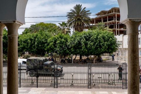 5 juin : le tribunal de Kairouan a été ceinturé par la police pour éviter tout débordement pour l'audience d'Amina devant le juge. Au tribunal de Kairouan pour l'audience de Amina Sboui, la première femen tunisienne, dans le bureau du juge.