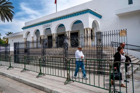 5 juin : Sortie de Mounir SBoui, le père de Amina, en compagnie d'une des avocates d'Amina, Hayet Jazzar et de son frère. Au tribunal de Kairouan pour l'audience de Amina Sboui, la première femen tunisienne, dans le bureau du juge.
