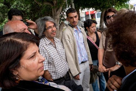5 juin : Devant le tribuanl de Kairouan un poignée de militant des droits de l'homme de Tunis et de Kairoaun sont venus soutenir Amina. Au tribunal de Kairouan pour l'audience de Amina Sboui, la première femen tunisienne, dans le bureau du juge.
