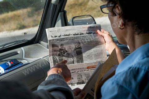 5 juin : dans la voiture en direction de Kairouan le père de Amina Mounir Sboui montre un article sur sa fille à l'avocate militante Radhia Nasraoui; au tribunal de Kairouan pour l'audience de Amina Sboui, la prem!re femen tunisienne, dans le bureau du juge.