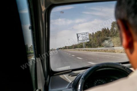 5 juin : En route vers Kairoaun, Mounir Sboui refait pour la seconde fois cette semaine le trajet . Au tribunal de Kairouan pour l'audience de Amina Sboui, la première femen tunisienne, dans le bureau du juge.