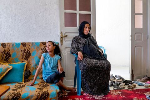 14 juin : la femme et la fille de Mokhtar Mbarki, le militaire tué par ses compagnons lors d'une opération nocturne de ratissage dans le Mont Chambi à Kasserine.