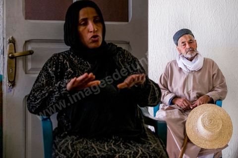 14 juin : la femme et le père de Mokhtar Mbarki, le militaire tué par ses compagnons lors d'une opération nocturne de ratissage dans le Mont Chambi à Kasserine.