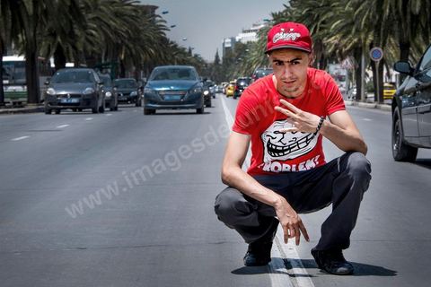 3 juillet 2013 : le rappeur weld el 15 libre au centre ville de Tunis après plus d'un mois de prison. Le rappeur tunisien, condamné à six mois de prison avec sursis, a été libéré en fin de la journée. Une "victoire pour la liberté d'expression".