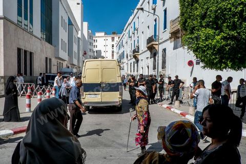 12 mais 2013: Arrivée du fourgon amenant les 3 femen au tribunal pour leur procès, au tribunal de 1ère instance de Tunis, se déroule le procès des trois femen venus de France et d'Allemagne pour une action seins nus deux semaines avant. Emprisonnées depuis deux semaines, elles ont été condamnés à 4 mois et 1 jour de prison ferme.