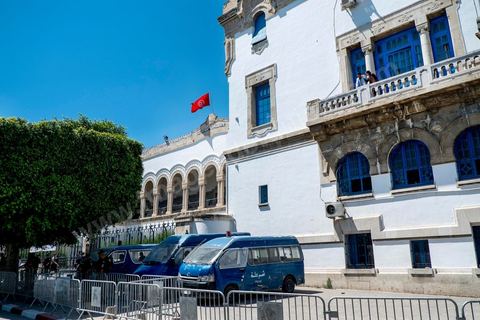 12 mais 2013:  dispositif de sécurité important autour du tribunal pour le procès des trois femen au tribunal de 1ère instance de Tunis, se déroule le procès des trois femen venus de France et d'Allemagne pour une action seins nus deux semaines avant. Emprisonnées depuis deux semaines, elles ont été condamnés à 4 mois et 1 jour de prison ferme.