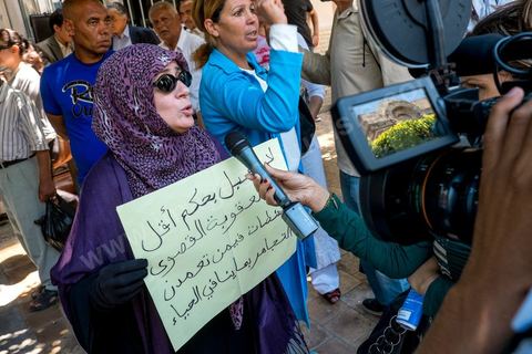 12 mais 2013: devant le tribunal face à quelques journalistes, un petit groupe de femmes appellent à une condamnation ferme et maximale pour les "3 femen qui ont porté atteinte à la pudeur".  Au tribunal de 1ère instance de Tunis, se déroule le procès des trois femen venus de France et d'Allemagne pour une action seins nus deux semaines avant. Emprisonnées depuis deux semaines, elles ont été condamnés à 4 mois et 1 jour de prison ferme.
