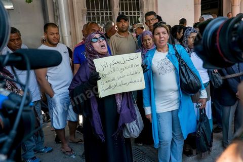 12 mais 2013: devant le tribunal face à quelques journalistes, un petit groupe de femmes appellent à une condamnation ferme et maximale pour les "3 femen qui ont porté atteinte à la pudeur".  Au tribunal de 1ère instance de Tunis, se déroule le procès des trois femen venus de France et d'Allemagne pour une action seins nus deux semaines avant. Emprisonnées depuis deux semaines, elles ont été condamnés à 4 mois et 1 jour de prison ferme.