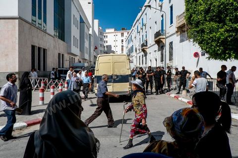 12 mais 2013: Arrivée du fourgon amenant les 3 femen au tribunal pour leur procès, au tribunal de 1ère instance de Tunis, se déroule le procès des trois femen venus de France et d'Allemagne pour une action seins nus deux semaines avant. Emprisonnées depuis deux semaines, elles ont été condamnés à 4 mois et 1 jour de prison ferme.