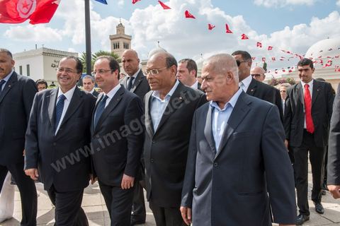 5 juillet 2013 : Les présidents François Hollande et Moncef Marzouki, le secrétaire général de l'UGTT Houcine Abassi et Noureddine Hached à la sortie du mémorial de Ferhat Hached, leader syndical et du mouvement national, assassiné en 1952, probablement par les services français. François Hollande a remis à sa famille des archives permettant d'établir la vérité lors de sa Visite d'Etat les 4 et 5 juillet 2013.