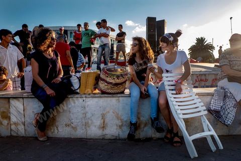31 juillet 2013 : Les manifestants viennent avec leur repas pour une rupture de jeune. depuis 4 soirs, les tunisiois se réunissent sur la place devant l'Assemblée Nationale dans le quartier du Bardo de Tunis. Autour des sitins nocturnes des députés en grève, la population vient manifester son mécontement suite à l'assassinat du député Mohamed Brahmi et des 8 militaires au Jebel Chambi