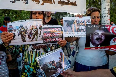 31 juillet 2013 : Groupe de femmes présentant les photos des militraires assassinés la veille au Jebel Chambi par des islamistes. depuis 4 soirs, les tunisiois se réunissent sur la place devant l'Assemblée Nationale dans le quartier du Bardo de Tunis. Autour des sitins nocturnes des députés en grève, la population vient manifester son mécontement suite à l'assassinat du député Mohamed Brahmi et des 8 militaires au Jebel Chambi