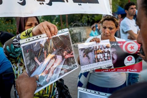 31 juillet 2013 : Groupe de femmes présentant les photos des militraires assassinés la veille au Jebel Chambi par des islamistes. depuis 4 soirs, les tunisiois se réunissent sur la place devant l'Assemblée Nationale dans le quartier du Bardo de Tunis. Autour des sitins nocturnes des députés en grève, la population vient manifester son mécontement suite à l'assassinat du député Mohamed Brahmi et des 8 militaires au Jebel Chambi