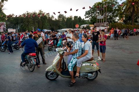 31 juillet 2013 : Les gens viennent en famille. depuis 4 soirs, les tunisiois se réunissent sur la place devant l'Assemblée Nationale dans le quartier du Bardo de Tunis. Autour des sitins nocturnes des députés en grève, la population vient manifester son mécontement suite à l'assassinat du député Mohamed Brahmi et des 8 militaires au Jebel Chambi