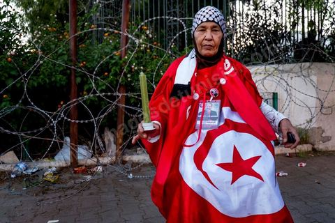 31 juillet 2013 : Hommage aux martyrs. depuis 4 soirs, les tunisiois se réunissent sur la place devant l'Assemblée Nationale dans le quartier du Bardo de Tunis. Autour des sitins nocturnes des députés en grève, la population vient manifester son mécontement suite à l'assassinat du député Mohamed Brahmi et des 8 militaires au Jebel Chambi
